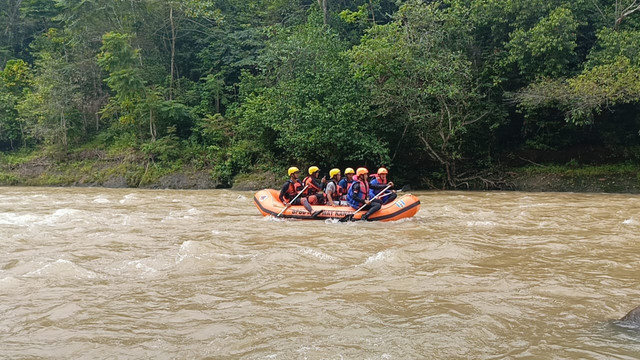 Tim SAR gabungan saat melakukan pencarian terhadap balita yang hanyut di Sungai Umpu, Kampung Menanga, Kecamatan Banjit, Way Kanan. | Foto: Dok Humas Basarnas Lampung