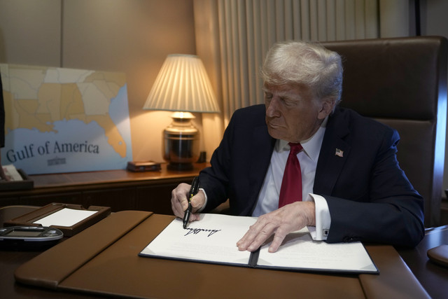 Donald Trump di dalam pesawat kepresidenan pada Senin (10/2/2025). Foto: Ben Curtis/Pool via Reuters