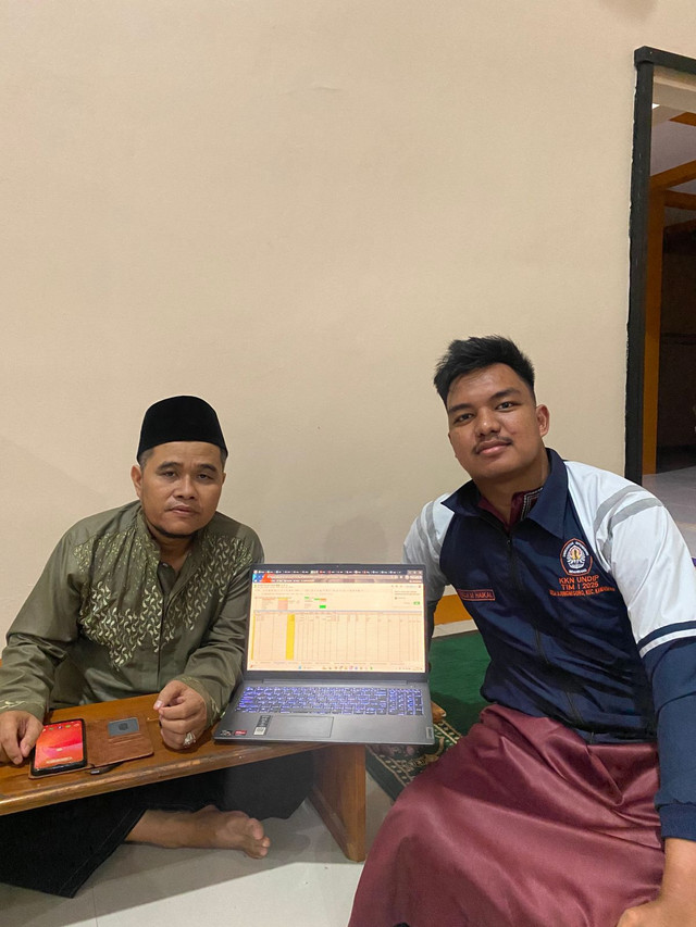 Sosialisasi digitalisasi laporan ZISWAF di Masjid Al-Misbah, PLTU Batang, yang diselenggarakan oleh mahasiswa KKN Universitas Diponegoro bertujuan untuk meningkatkan transparansi dan efisiensi pengelolaan dana keagamaan melalui pemanfaatan sistem digital.