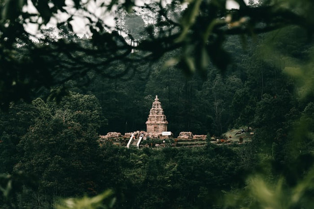 Makam siapa yang ada di Candi Cangkuang. Foto hanyalah ilustrasi bukan tempat sebenarnya. Sumber: Unsplash/Darren Budiman