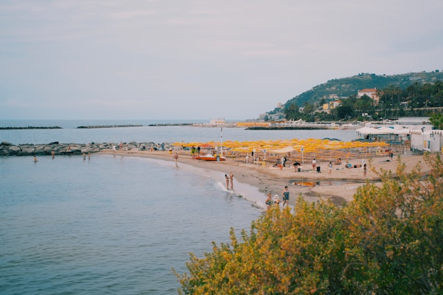 Pantai terdekat dari Bandung. Foto hanya ilustrasi, bukan tempat sebenarnya. Sumber: Unsplash/Fabio Romano