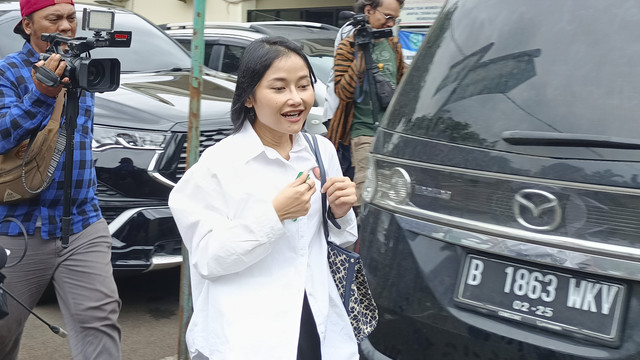 Riyuka Bunga ditemui usai hadiri mediasi di Pengadilan Agama Depok, Senin (10/2/2025). Foto: Aprilandika Pratama/kumparan