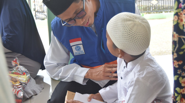 Tim DT Peduli Kuningan sedang berinteraksi dengan salah satu penerima manfaat program jumat berkah di Ponpes Miftahul Huda (Sumber : DT Peduli)