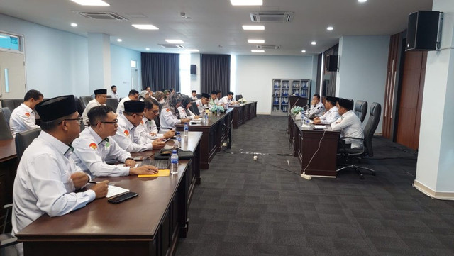 Rektor UIN Sulthan Thaha Saifuddin (STS) Jambi, Prof. Kasful Anwar, memimpin rapat koordinasi. Rapat ini dihadiri oleh wakil rektor, kepala biro, dekan, ketua lembaga, dan kepala UPT yang baru saja dilantik, Senin (20/1).