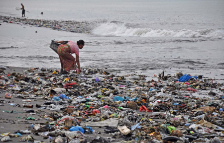 Sampah plastik memenuhi tepihan pantai di Cilincing, Jakarta Utara. ANTARA FOTO/Fakhri Hermansyah