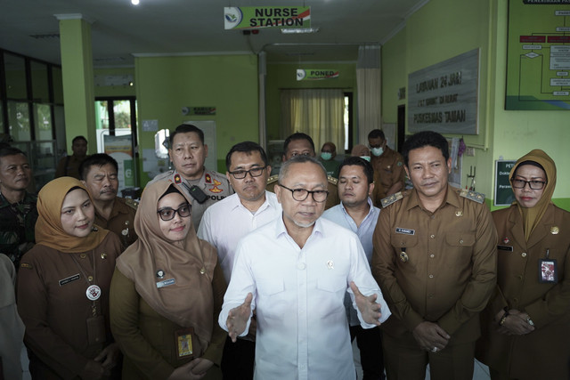 Menteri Koordinator Bidang Pangan Zulkifli Hasan melihat langsung pelaksanaan Program Cek Kesehatan Gratis (CKG) di Puskesmas Taman Sidoarjo, Senin (10/2/2025). Foto: Dok. Istimewa