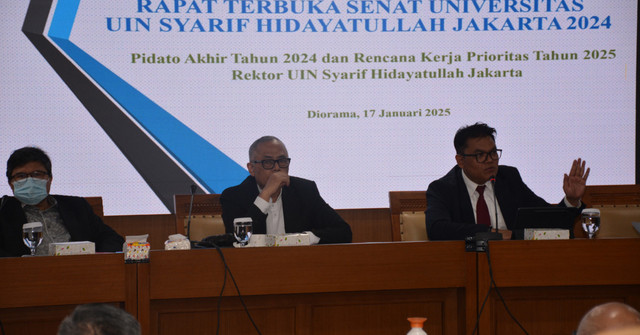 UIN Jakarta Kembali selenggarakan rapat Senat terbuka pada Jumat (17/1/2025), bertempat di Ruang Diorama auditorium Harun Nasution. Rapat dipimpin oleh Rektor UIN Jakarta Prof. Asep Saepudin Jahar, M.A., Ph.D., Ketua Senat UIN Jakarta Prof. Dr. Dede Rosyada M.A., Sekretaris Senat Prof. Dr. Masri Mansoer M.Ag., para guru besar, pimpinan universitas, kepala biro, anggota senat, serta perwakilan dosen.