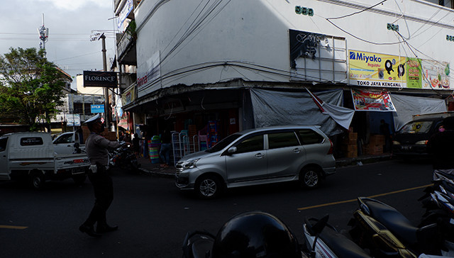 Seorang polisi tampak mengatur arus lalu lintas di Kota Manado, Sulawesi Utara.