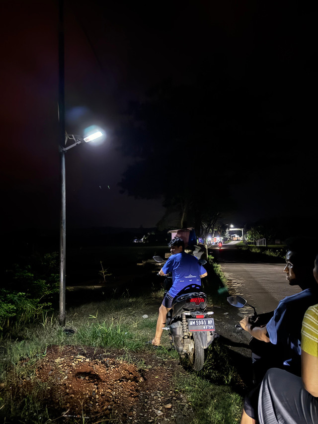 Penerapan Lampu Panel Surya pada Pinggir Jalan