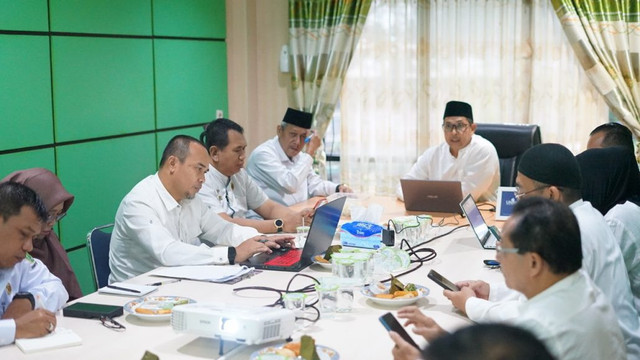 Wakil Rektor Bidang Kemahasiswaan dan Kerjasama IAIN Pontianak, Dr. Ismail Ruslan, M.Si., memimpin rapat koordinasi evaluasi kegiatan dan persiapan Rapat Kerja (Raker) 2025 pada Senin, 13 Januari 2025.