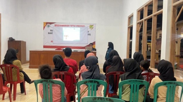 Pemaparan materi penyuluhan tentang Kesehatan Reproduksi pada anak remaja di Desa Kedungwinong, kecamatan Nguter, Kabupaten Sukoharjo