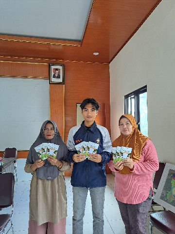 Penyerahan Buku Tabungan Bank Sampah kepada pengurus Bank Sampah Bersih Makmur Desa Juragan (7/2/2025). Source : Firda Khoirun Nisa 