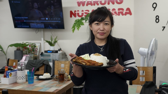 Peraih Diaspora Heroes BNI di Korea Selatan, Indria Dhanualve Duduh berhasil mengembangkan Warung Nusantara di Kota Ansan. Foto: Dok. BNI