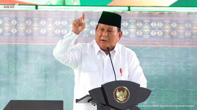 Presiden Prabowo Subianto memberikan sambutan saat menbuka Kongres ke-18 Muslimat NU di Surabaya, Senin (10/2/2025). Foto: YouTube/Sekretariat Presiden