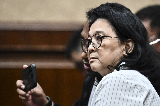 Terdakwa suap vonis bebas Gregorius Ronald Tannur, Lisa Rachmat bersiap mengikuti sidang dakwaan di Pengadilan Tipikor, Jakarta, Senin (10/2/2025).  Foto: Aprillio Akbar/ANTARA FOTO