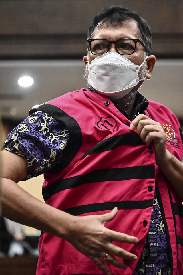 Terdakwa suap vonis bebas Gregorius Ronald Tannur, Zarof Ricar menggunakan rompi usai menjalani sidang dakwaan di Pengadilan Tipikor, Jakarta, Senin (10/2/2025). Foto: Aprillio Akbar/ANTARA FOTO