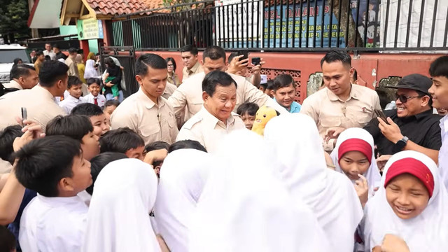 Momen Presiden Prabowo Subianto diberi boneka oleh anak sekolah di Bogor, Jawa Barat, Senin (10/2/2025) Foto: YouTube/ Prabowo Subianto