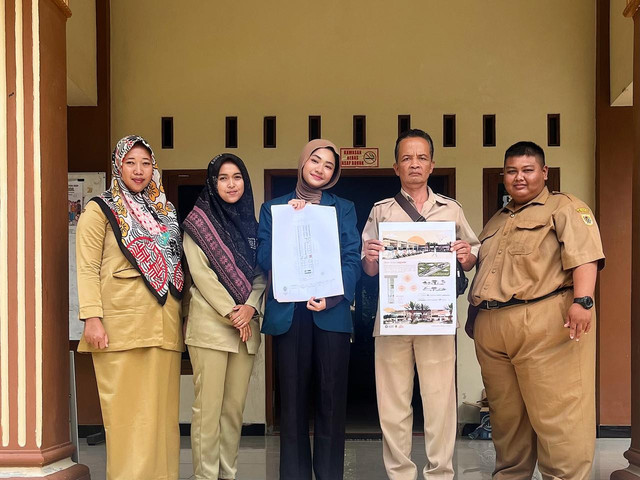 Foto Bersama Perangkat Desa (Sumber: Dokumen Pribadi)