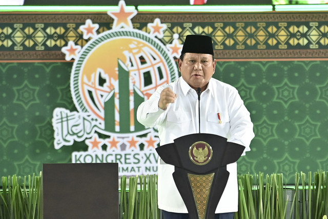 Presiden Prabowo Subianto menyampaikan pengarahan dalam Pembukaan Kongres XVIII Muslimat NU di Surabaya, Jawa Timur, Senin (10/2/2025). Foto: Aditya Pradana Putra/ANTARA FOTO