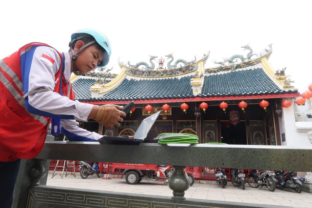 Petugas XL Axiata melakukan pemeriksaan jaringan di salah satu wilayah pusat perayaan Cap Go Meh 2025 di Indonesia. Foto: XL Axiata