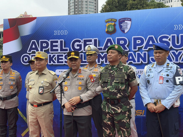 Kapolda Metro Jaya, Irjen Karyoto bersama Pj Gubernur Jakarta Teguh Setyabudi usai apel gelar pasukan Operasi Keselamatan Jaya 2025 di Mapolda Metro Jaya pada Senin (10/2/2025). Foto: Abid Raihan/kumparan