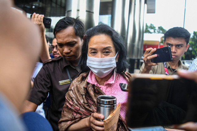 Menteri BUMN periode 2014-2019 Rini Soemarno berjalan usai menjalani pemeriksaan di gedung KPK Merah Putih, Jakarta, Senin (10/2/2025). Foto: Muhammad Adimaja/ANTARA FOTO