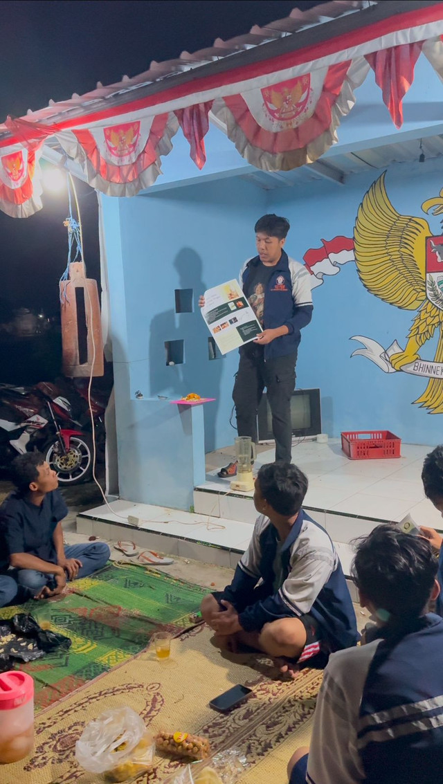 Pembuatan Spray Antinyamuk Dari Serai Dan Kulit Jeruk Di Desa Kemasan