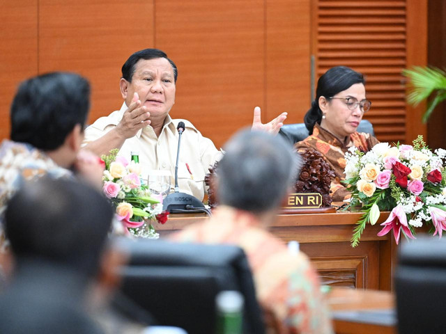 Presiden Prabowo bersama Menteri Keuangan Sri Mulyani Indrawati dalam keterangan persnya di Kantor Kementerian Keuangan Jakarta, pada Selasa, 31 Desember 2024 terkait tarif PPN untuk barang mewah. Sumber: presidenri.go.id/foto