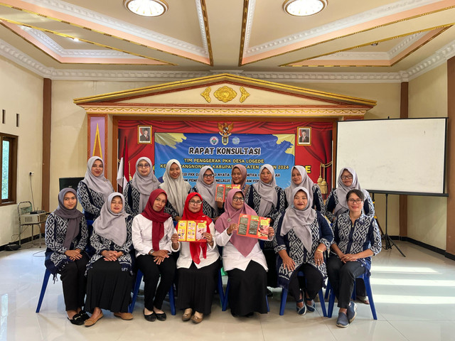 Foto ini menunjukkan kebersamaan Ibu-ibu PKK Desa Logede dengan Sarah Nur Afika, mahasiswa KKN UNDIP TIM 1 dari Prodi Peternakan, pada acara pengenalan daging ASUH yang diadakan pada 5 Februari 2025. Kegiatan ini bertujuan untuk edukasi dan pemberdayaan ekonomi masyarakat setempat.