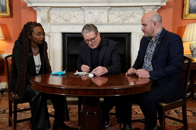 Perdana Menteri Inggris Keir Starmer (tengah) menjalani tes HIV di 10 Downing Street, London, Inggris, Jumat (7/2/2025). Foto: Lucy North/Pool via REUTERS