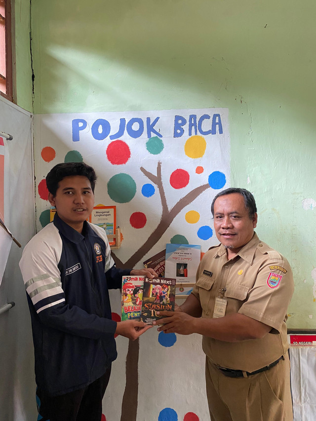 Penyerahan buku oleh Riski Dwi Santoso kepada Kepala Sekolah SDN Cempereng