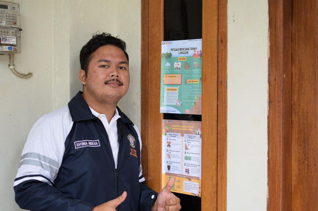 Pemasangan poster mitigasi bencana di kantor desa pengarengan