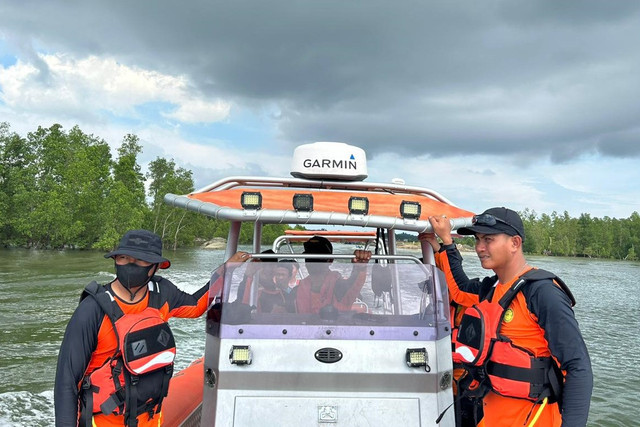 Basarnas melakukan pencarian Speeadboat terbalik di Bulungan, Kalimantan Utara. Foto: Basarnas