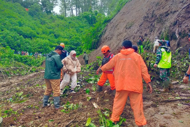 Longsor menerjang jalan utama Desa Ngadas dan Desa Gubugklakah, Kecamatan Poncokusumo, Kabupaten Malang, pada Senin (10/2/2025). Foto: BPBD Kabupaten Malang