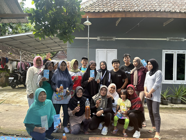 Kegiatan pembuatan Pupuk Organik Cair (POC) dari air cucian beras bersama ibu-ibu rumah tangga RW 07 Desa Menden, Kec. Kebonarum, Kab. Klaten