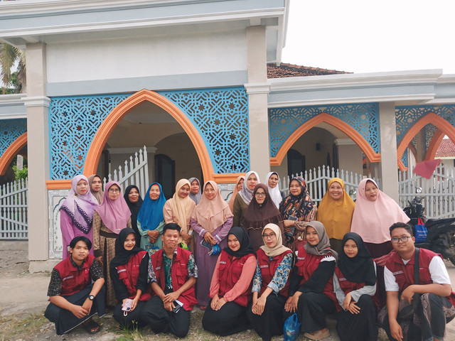 foto bersama ibu-ibu pengajian dusun Sidaurip desa Bringkeng