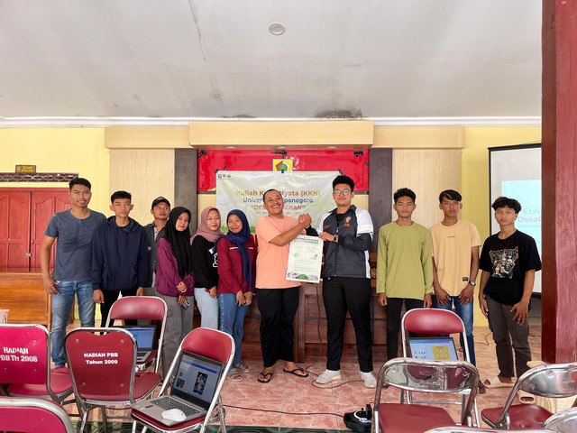 Mahasiswa KKN UNDIP, Muhammad Nisar Ayyasyi berfoto bersama dengan Masyarakat Desa Panekan di Kantor Balai Desa Panekan, Kecamatan Eromoko, Kabupaten Wonogiri pada Minggu, (26/01/2025) (Sumber: Dokumentasi KKN)