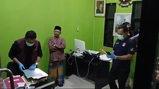 Badan Reserse Kriminal (Bareskrim) Polri menggeledah kantor Kepala Desa Kohod, Kecamatan Pakuhaji, Kabupaten Tangerang, Senin (10/2/2025). Foto: Dok. Istimewa