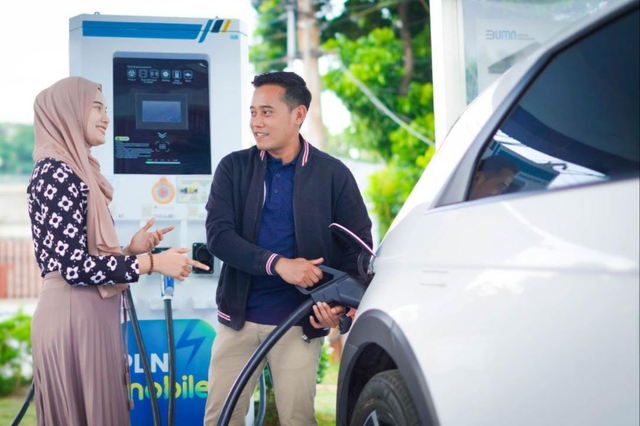 Masyarakat saat mengisi kendaraan listrik di Stasiun Pengisian Kendaraan Listrik Umum (SPKLU) PLN. Foto: Dok. PLN