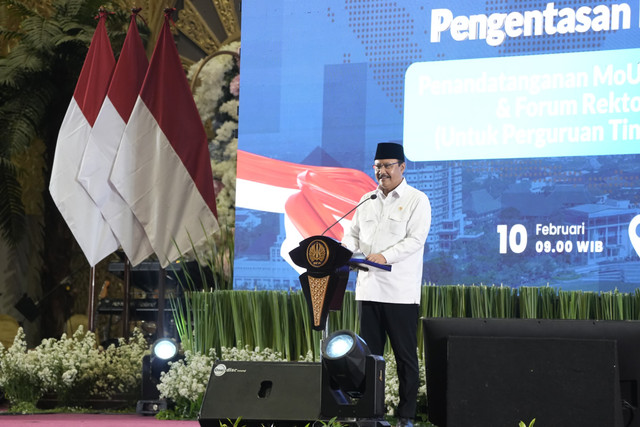 Menteri Sosial Saifullah Yusuf (Gus Ipul) menandatangani MoU kerjasama memberantas kemiskinan bersama kampus di Surabaya, Senin (10/2/2025). Foto: Kemensos RI