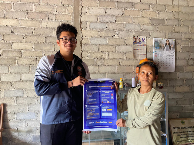 Mahasiswa KKN UNDIP, Muhammad Nisar Ayyasyi berfoto bersama dengan Ibu Sri Anggota Kelompok Usaha Bersama (KUBE) Desa Panekan di Rumah ibu Sri, Kecamatan Eromoko, Kabupaten Wonogiri pada Selasa, (04/02/2025)(Foto: Dokumentasi KKN)