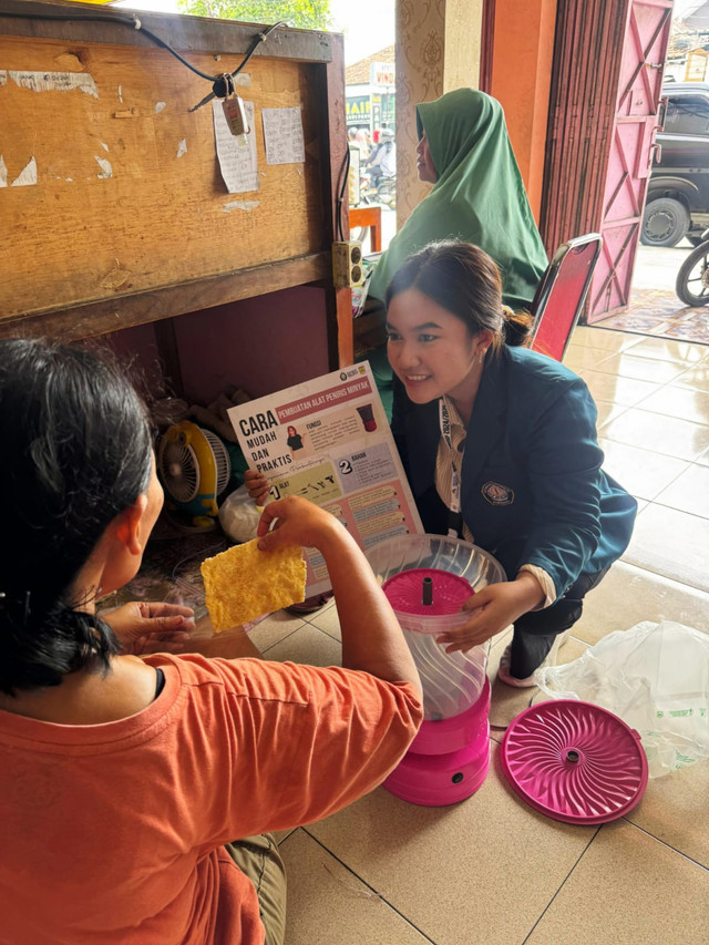 Edukasi Pembuatan Alat Peniris Minyak Sederhana pada UMKM Soto Ibu di Desa Kateguhan.