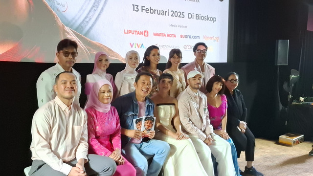 Konferensi pers film Cinta Tak Pernah Tepat Waktu di Senayan, Jakarta Selatan, Senin (10/2/2025).  Foto: Vincentius Mario/kumparan