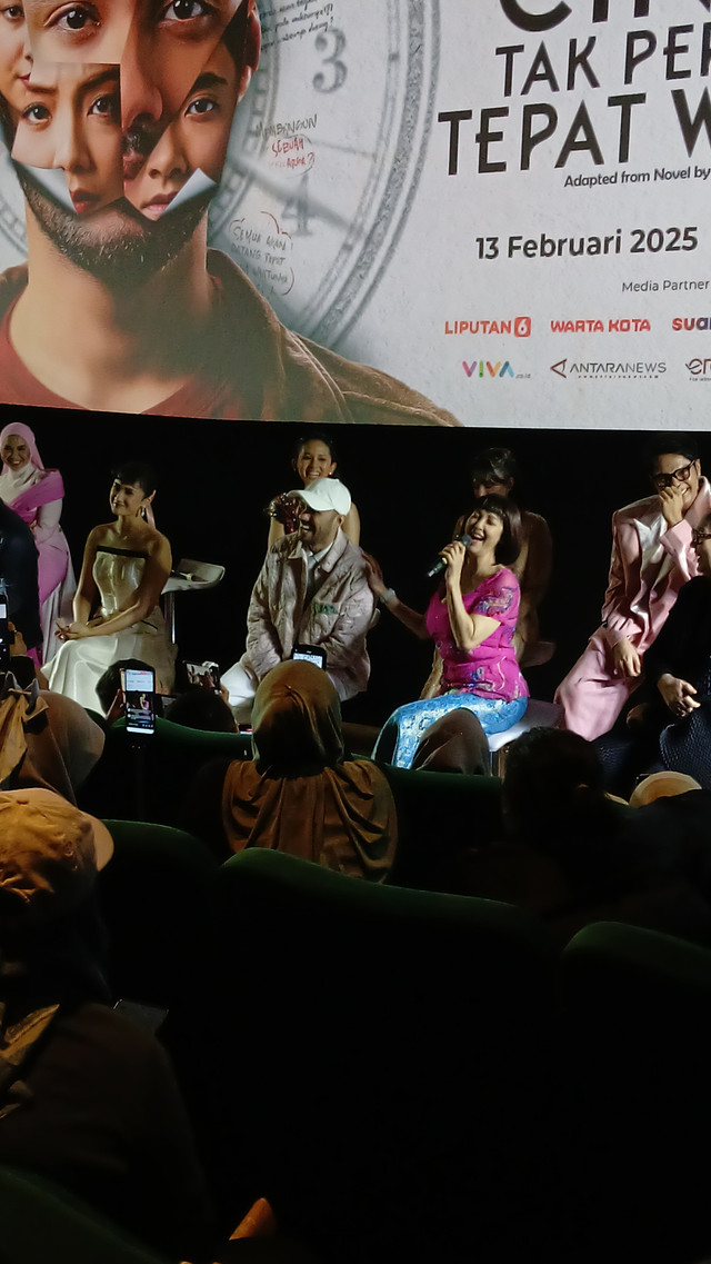 Konferensi pers film Cinta Tak Pernah Tepat Waktu di Senayan, Jakarta Selatan, Senin (10/2/2025).  Foto: Vincentius Mario/kumparan