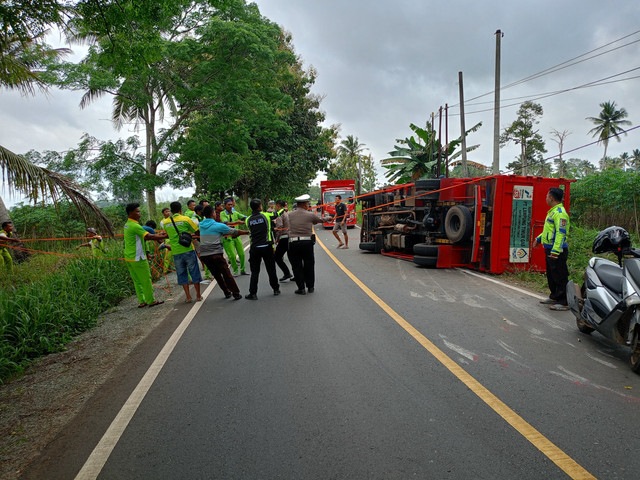 Kasatlantas Polres Lampung Timur saat mengevakuasi mobil truk yang terguling. | Foto: Satlantas Polres Lampung Timur