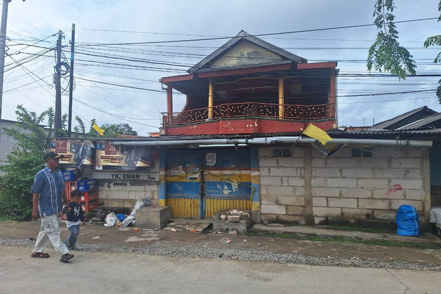 Lokasi seorang wanita lansia bernama Bimih ditemukan tewas di warung kelontong miliknya di Jalan Pulo Rengas, Desa Sindang Jaya, Kecamatan Cabangbungin, Kabupaten Bekasi, Senin (10/2/2025). Foto: kumparan