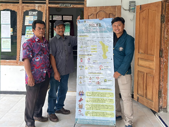 Penyerahan stand banner profil desa kepada perangkat Desa Jiwan