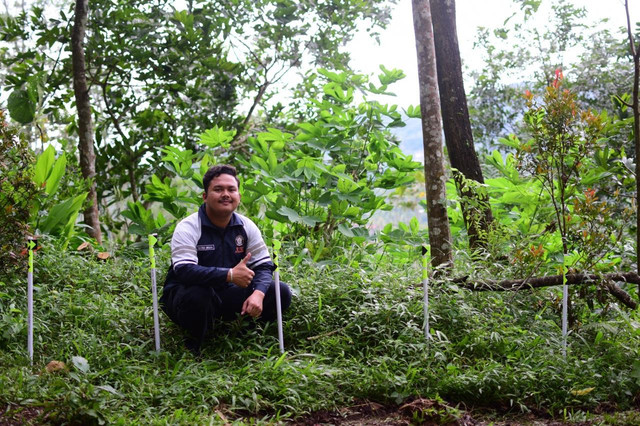 Pemasangan Patok Jalan Sementara dan Stiker Reflektor oleh KKN UNDIP 