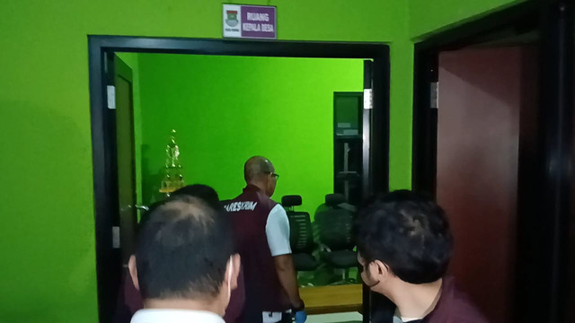 Badan Reserse Kriminal (Bareskrim) Polri memeriksan dan mengamankam beberapa dokumen dalam proses penggeledahan di Kantor Desa Kohod, Kecamatan Pakuhaji, Kabupaten Tangerang. Foto: Dok. Istimewa