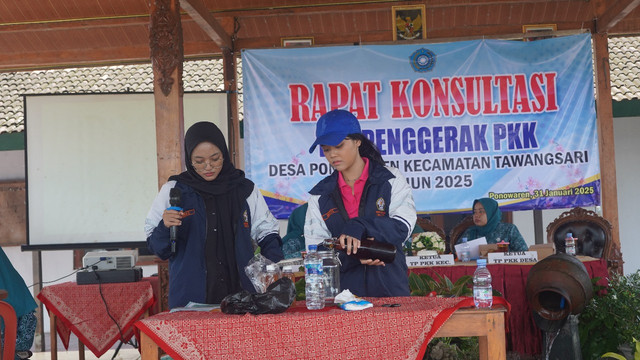 Mahasiswa KKN Tim I Universitas Diponegoro, Saraswati ketika memberikan pelatihan mengenai pembuatan minuman fermentasi kombucha kepada ibu-ibu PKK di Desa Ponowaren